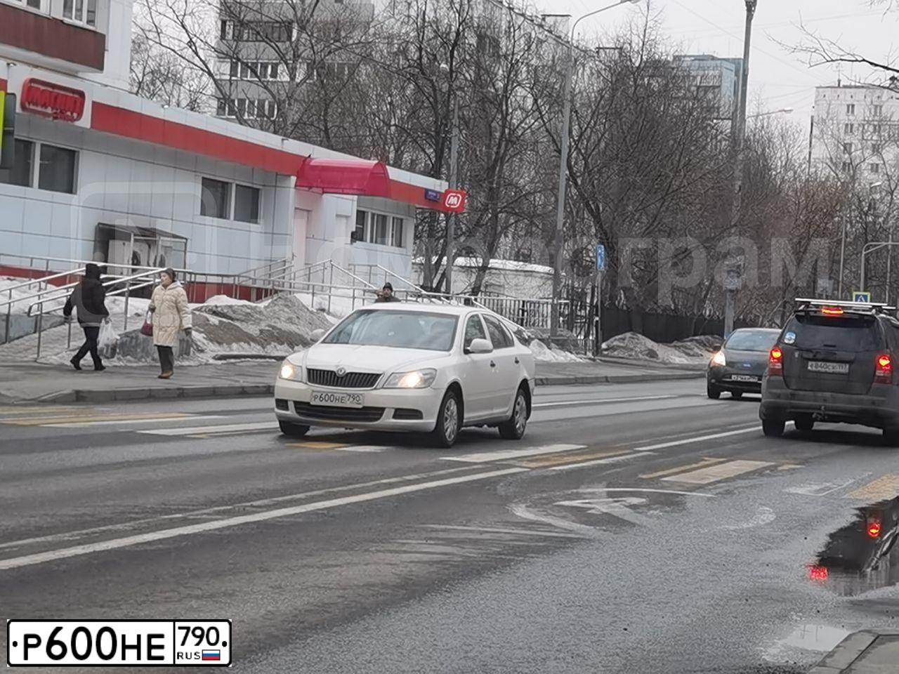 Фото автомобиля SKODA OCTAVIA, 2012 — госномер Р600НЕ790. Цвет: Белый