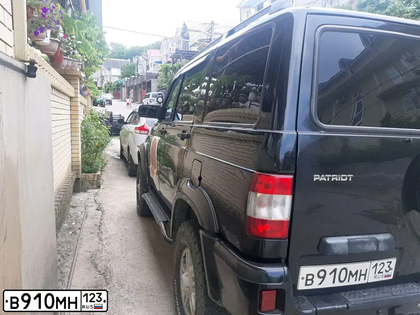 Фото автомобиля UAZ 3163 PATRIOT, 2013 — госномер В910МН123. Цвет: ЧЕРНЫЙ