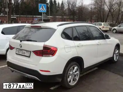 Фото автомобиля NISSAN JUKE, 2013 — госномер Т877АА777. Цвет: БЕЛЫЙ