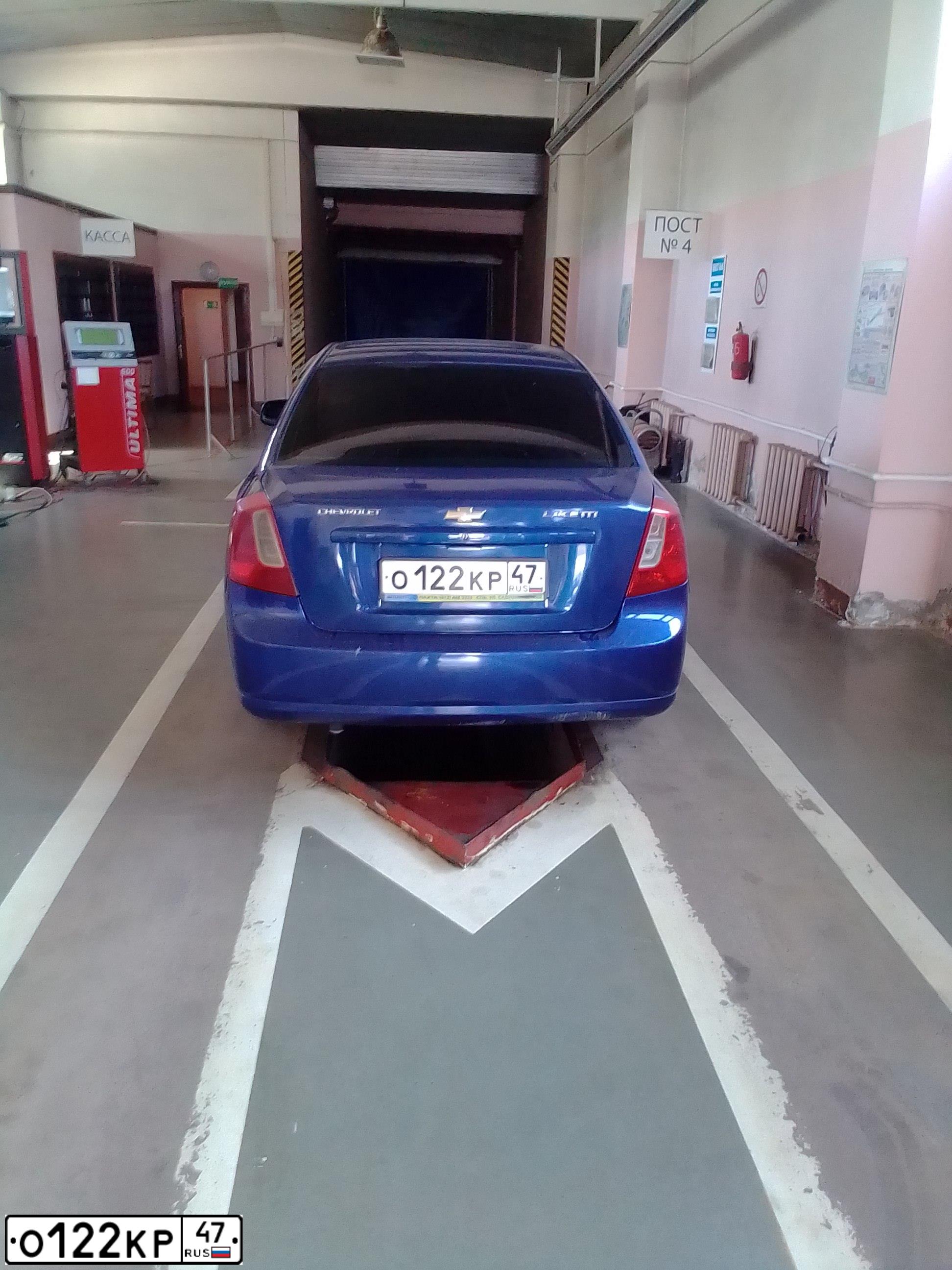 Фото автомобиля CHEVROLET LACETTI, 2012 — госномер О122КР47. Цвет: СИНИЙ