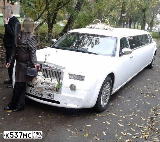 Фото автомобиля CHRYSLER SERIE 300, 2004 — госномер К537МС190. Цвет: БЕЛЫЙ