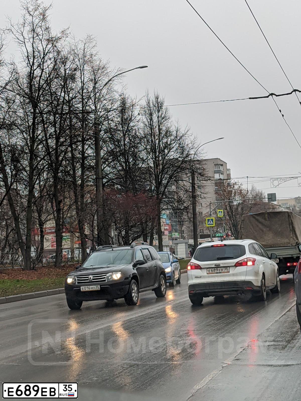 Фото автомобиля FORD FOCUS, 2013 — госномер Е689ЕВ35. Цвет: БЕЛЫЙ