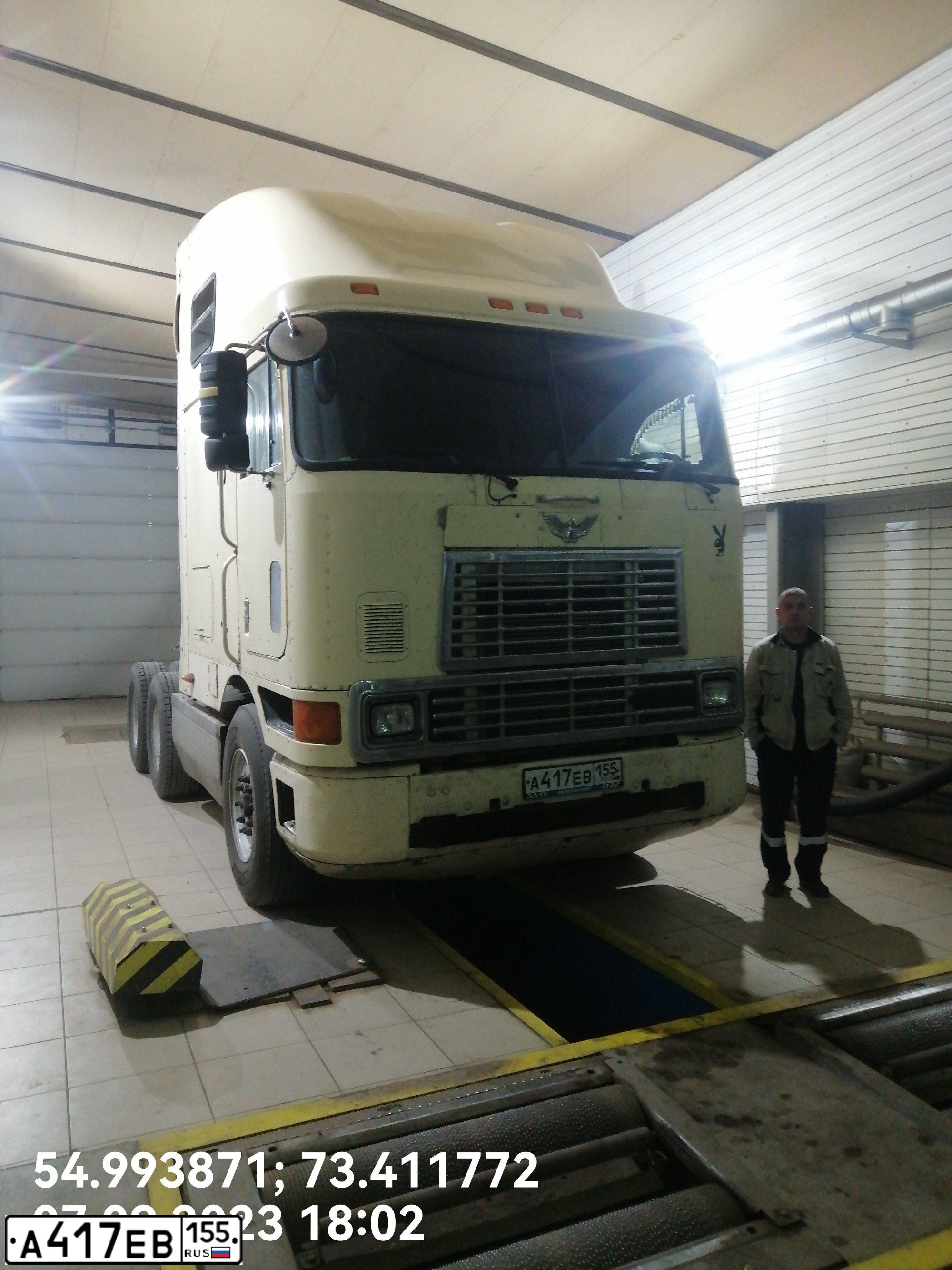 Фото автомобиля INTERNATIONAL HEAVY TRUCK 8500-9900, 1998 — госномер А417ЕВ155. Цвет: БЕЖЕВЫЙ