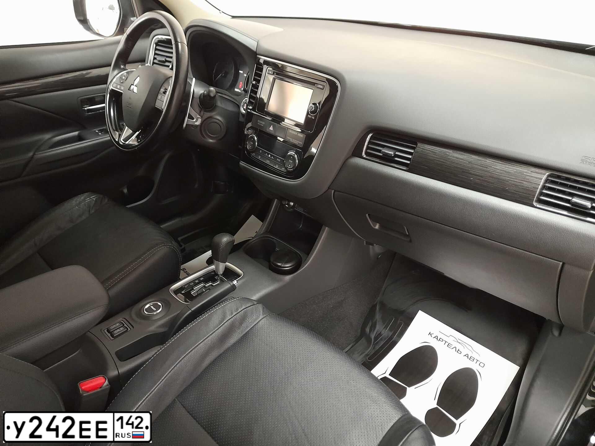 Фото автомобиля MITSUBISHI OUTLANDER, 2015 — госномер У242ЕЕ142. Цвет: ЧЕРНЫЙ