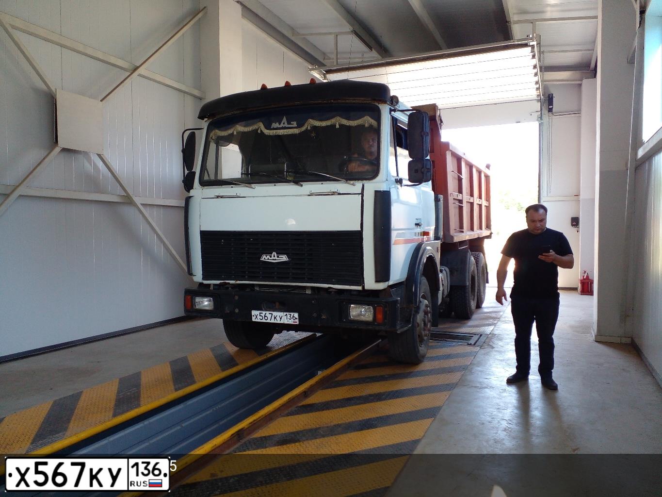 Фото автомобиля MAZ 5516 /6X4/, 2007 — госномер А049НЕ21. Цвет: Белый