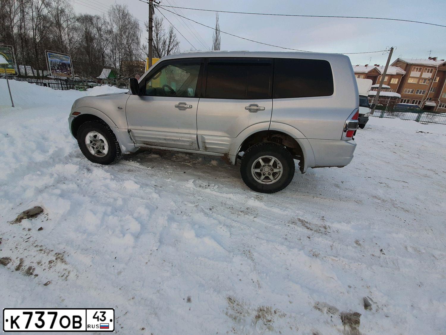 Фото автомобиля MITSUBISHI MONTERO, 2000 — госномер К737ОВ43. Цвет: серебристый