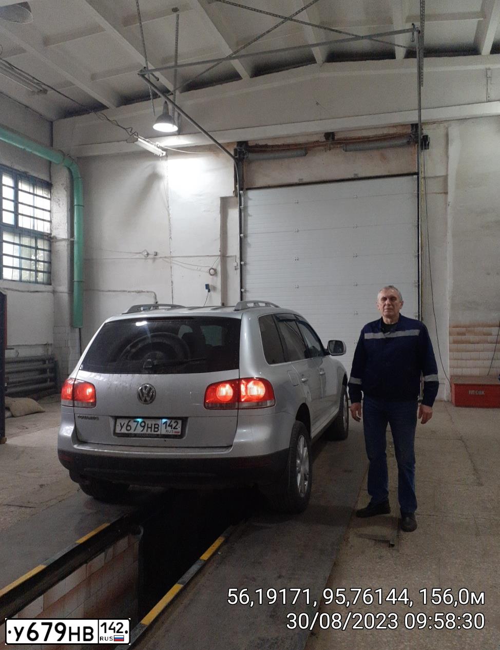 Фото автомобиля VOLKSWAGEN TOUAREG, 2006 — госномер Н010ВР142. Цвет: Серебристый