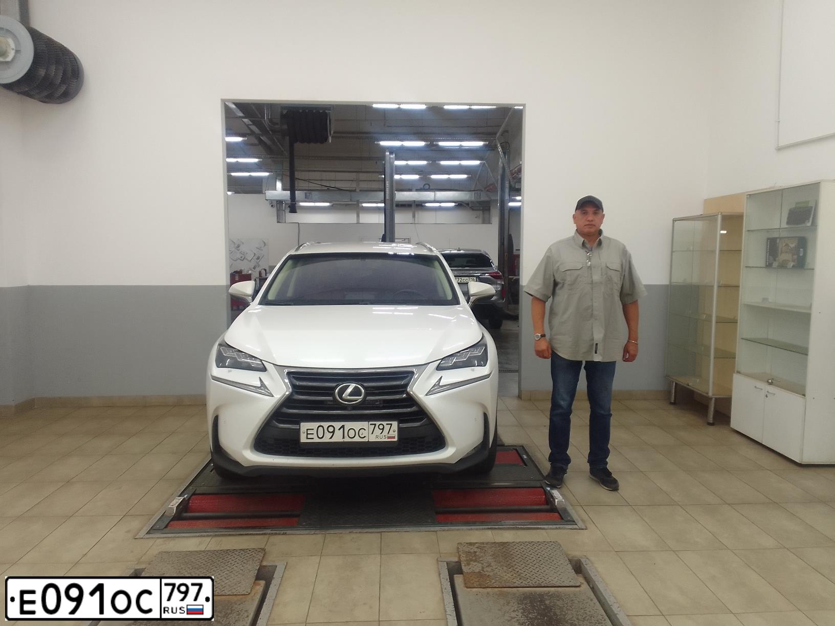 Фото автомобиля LEXUS NX200T, 2016 — госномер Е790КР777. Цвет: Белый