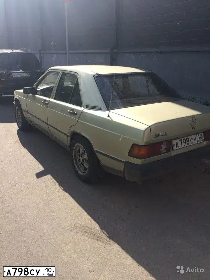 Фото автомобиля MERCEDES-BENZ 190, 1984 — госномер К947ХР147. Цвет: ЗЕЛЕНЫЙ САЛАТОВЫЙ