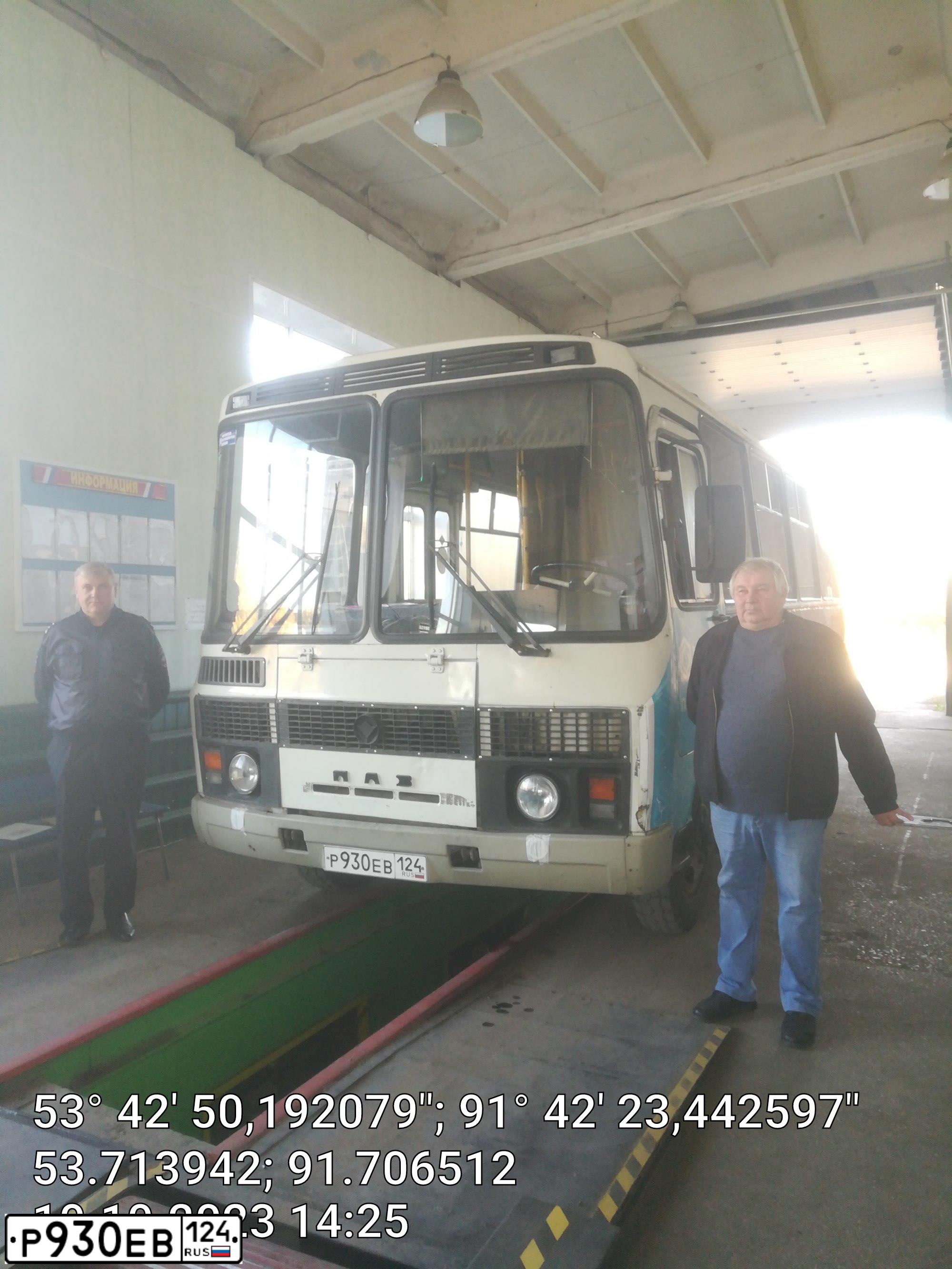 Фото автомобиля PAZ 3205, 2006 — госномер Р930ЕВ124. Цвет: БЕЛО-ЗЕЛЕНЫЙ