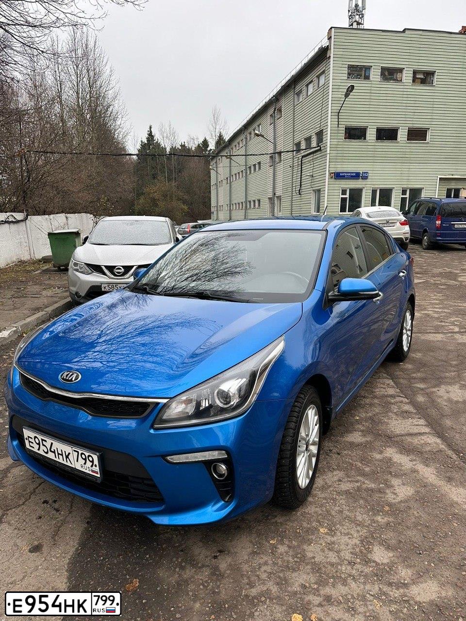 Фото автомобиля KIA RIO, 2018 — госномер Е954НК799. Цвет: СИНИЙ