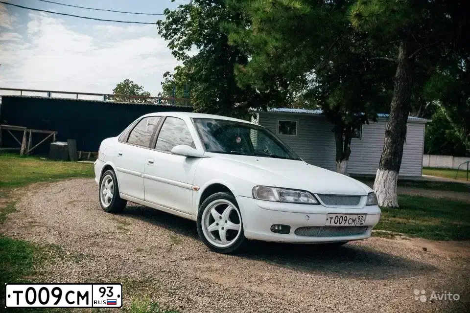 Фото автомобиля OPEL VECTRA, 1996 — госномер Х177ХВ93. Цвет: Белый