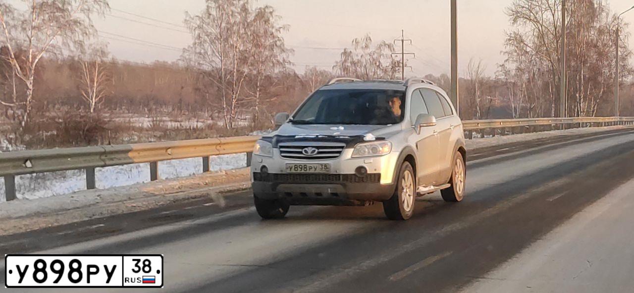 Фото автомобиля CHEVROLET CAPTIVA, 2009 — госномер У898РУ38. Цвет: СЕРЫЙ