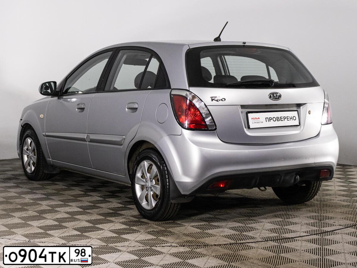 Фото автомобиля KIA RIO, 2010 — госномер О904ТК98. Цвет: СЕРЕБРИСТЫЙ