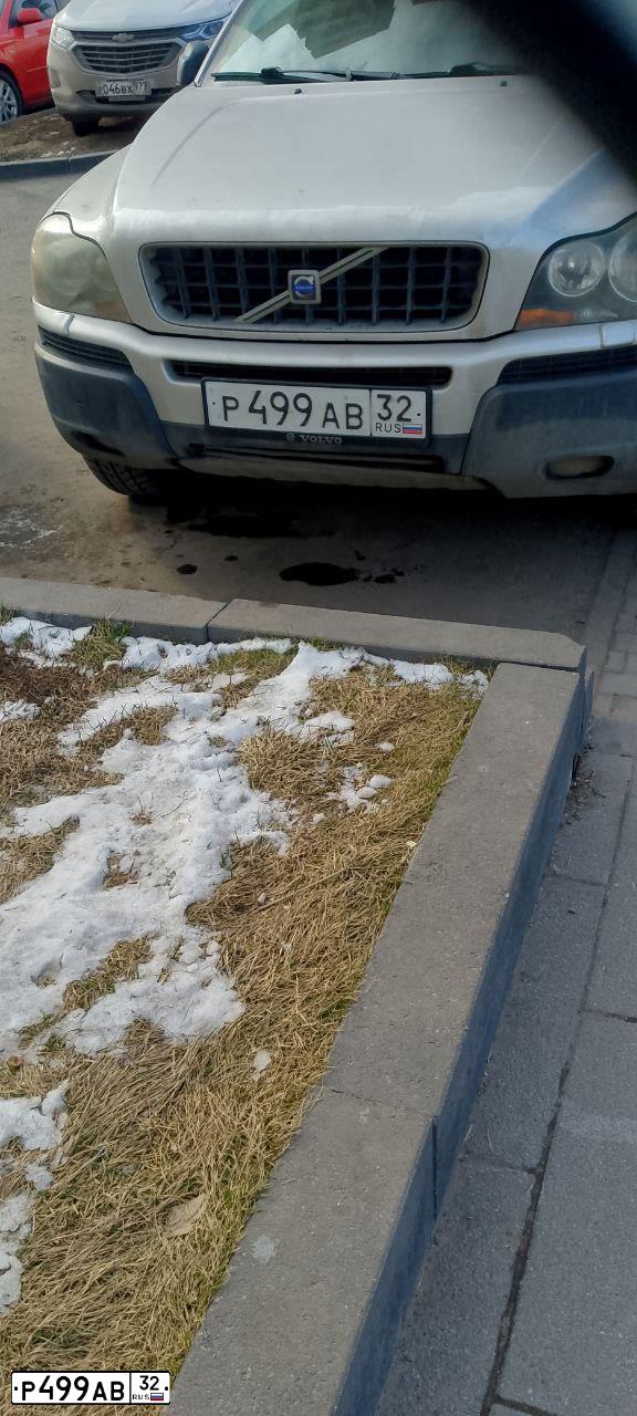 Фото автомобиля VOLVO XC90, 2004 — госномер Р499АВ32. Цвет: СЕРЫЙ