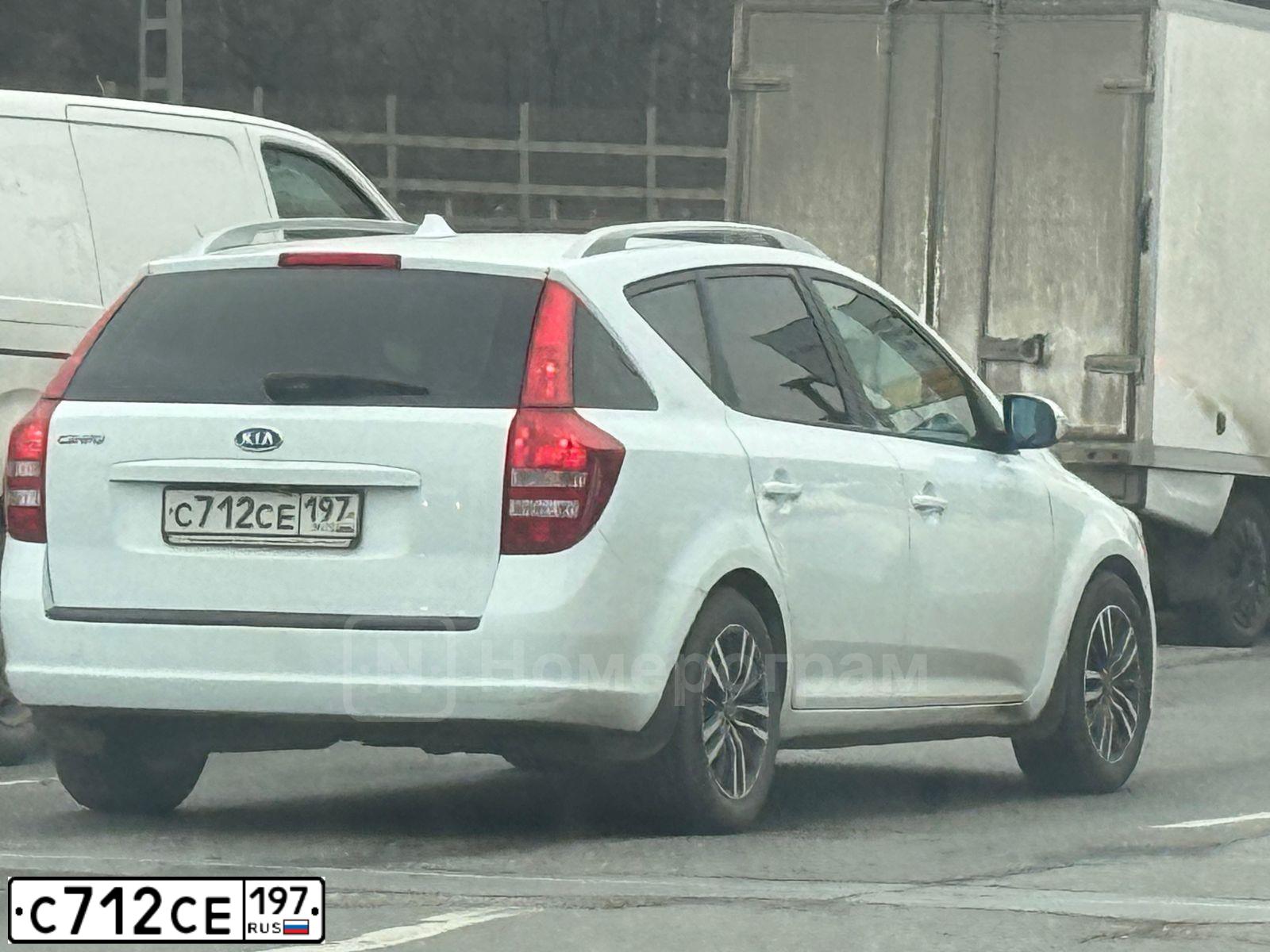 Фото автомобиля KIA CEE'D, 2012 — госномер С712СЕ197. Цвет: БЕЛЫЙ