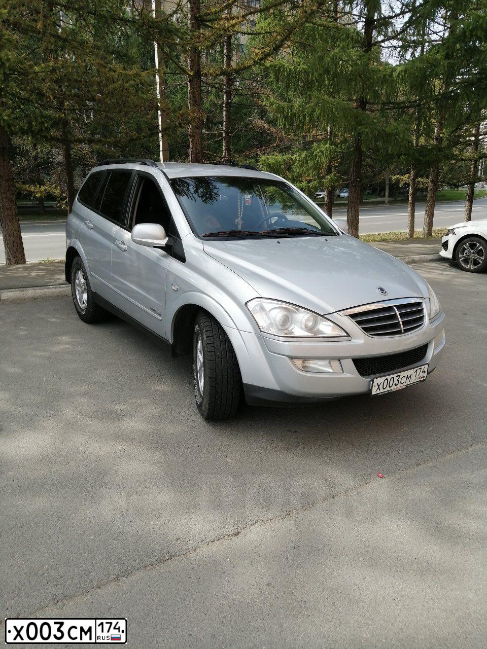 Фото автомобиля SSANGYONG KYRON, 2012 — госномер Х003СМ174. Цвет: Серебристый