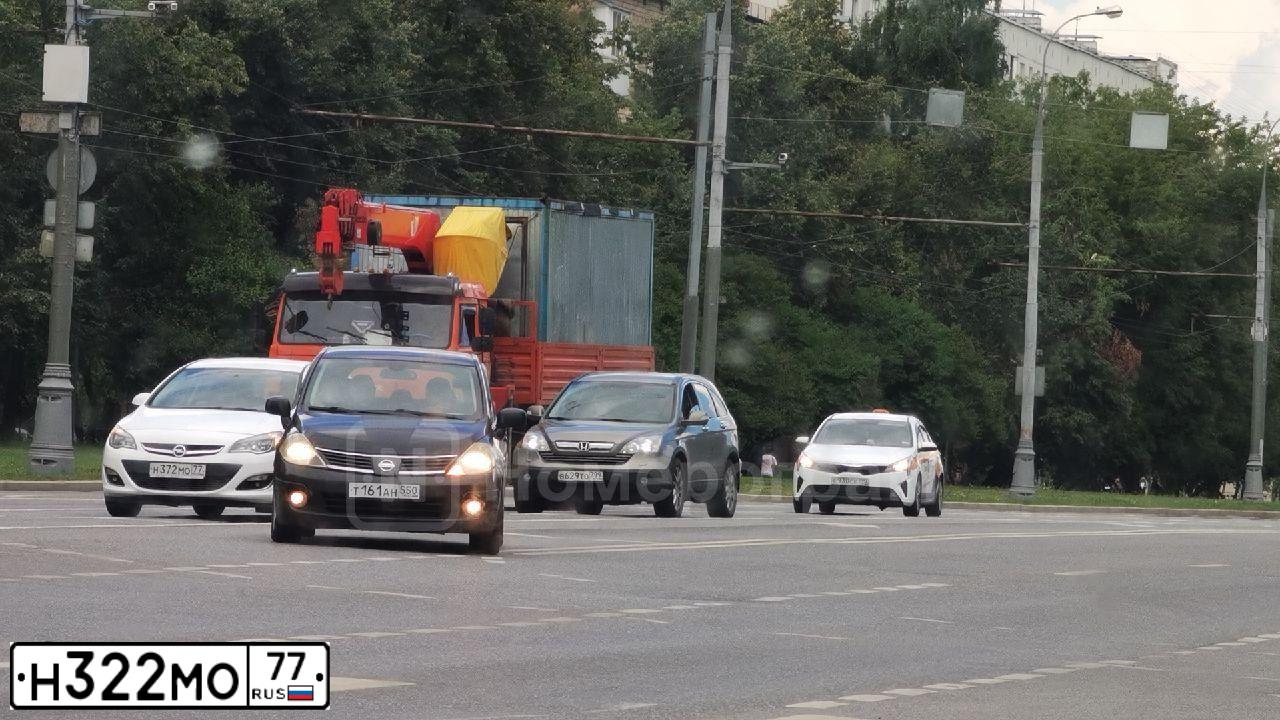 Фото автомобиля NISSAN TIIDA, 2012 — госномер Н322МО77. Цвет: ЧЕРНЫЙ
