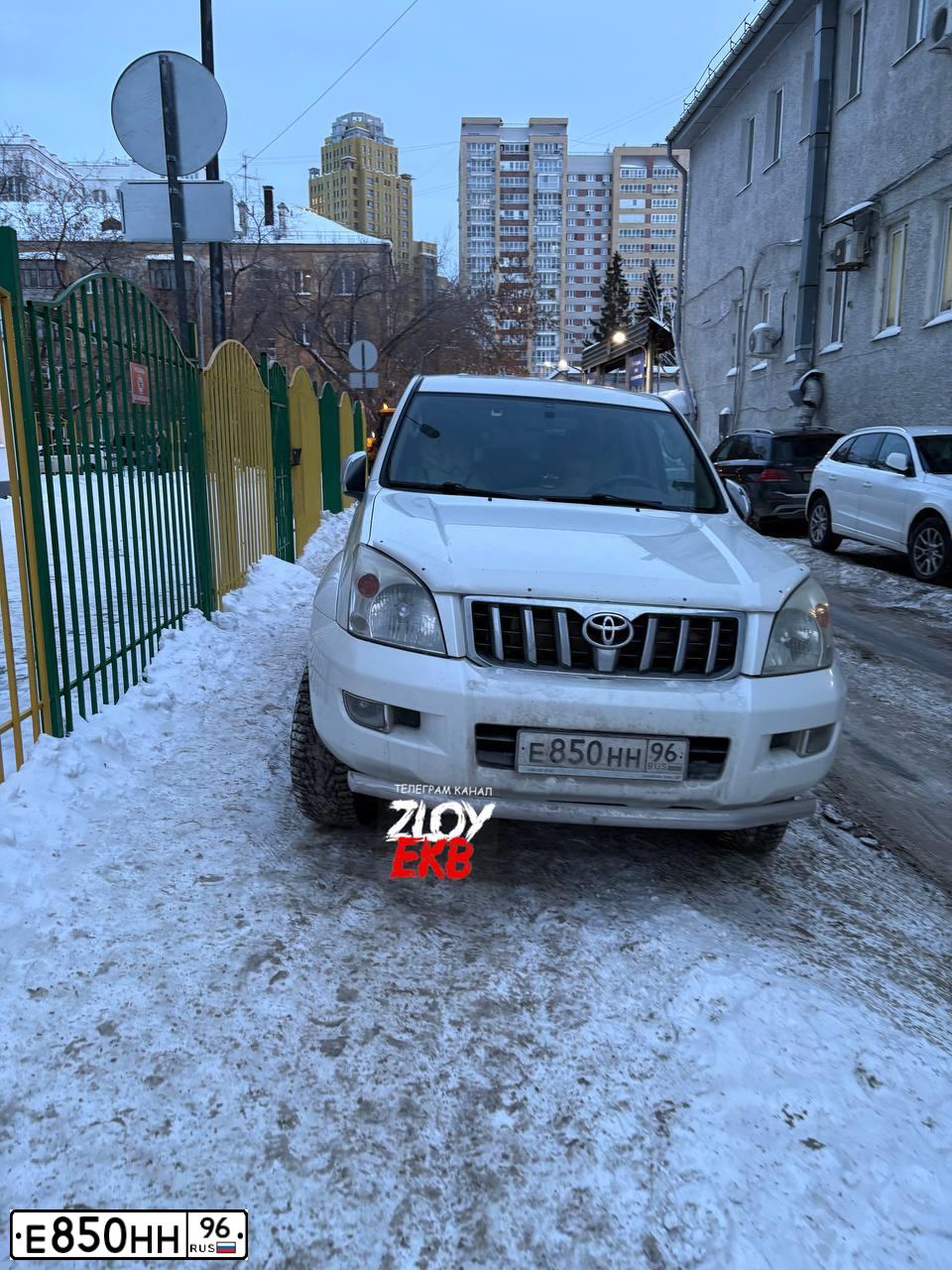 Фото автомобиля NEFAZ 5299 /KAMAZ 5297 4X2/, 2009 — госномер Е850НН96. Цвет: МНОГОЦВЕТНЫЙ