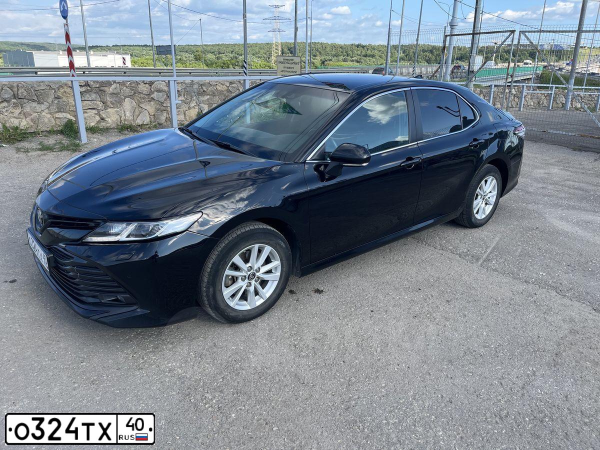 Фото автомобиля TOYOTA CAMRY, 2020 — госномер О324ТХ40. Цвет: ЧЕРНЫЙ