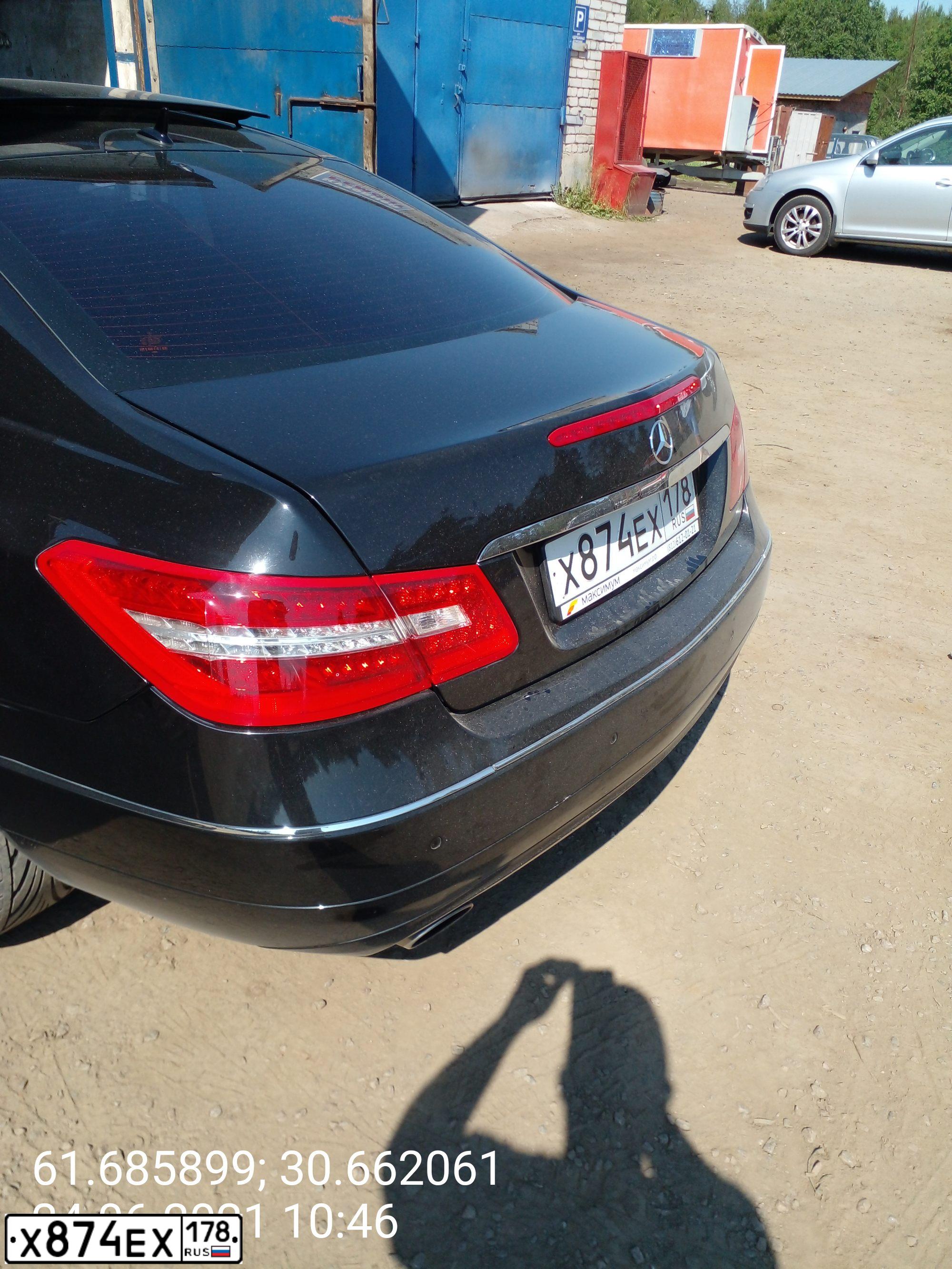 Фото автомобиля MERCEDES E-KLASSE, 2009 — госномер К404ВО10. Цвет: ЧЕРНЫЙ