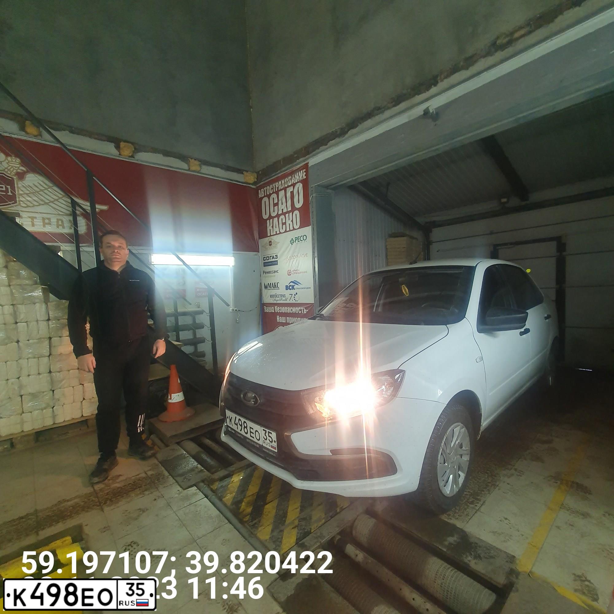 Фото автомобиля LADA 2190 GRANTA, 2019 — госномер М681КА35. Цвет: БЕЛЫЙ