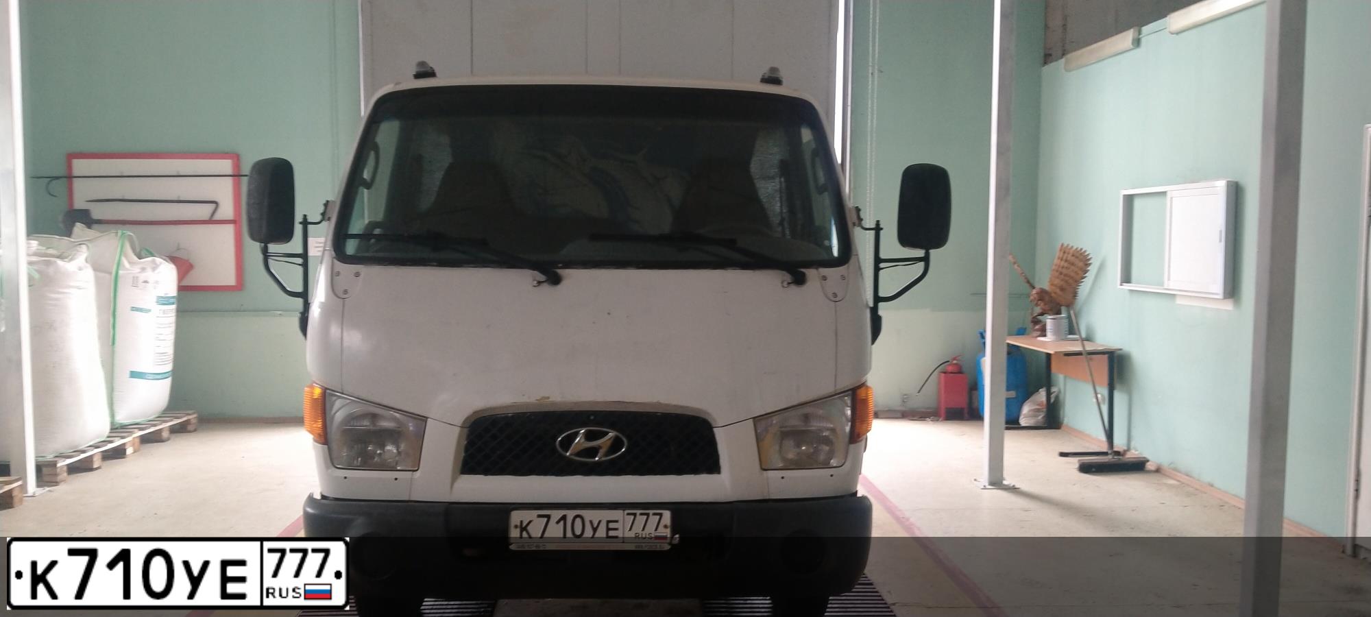 Фото автомобиля HYUNDAI MIGHTY, 2008 — госномер Е405НУ790. Цвет: Белый