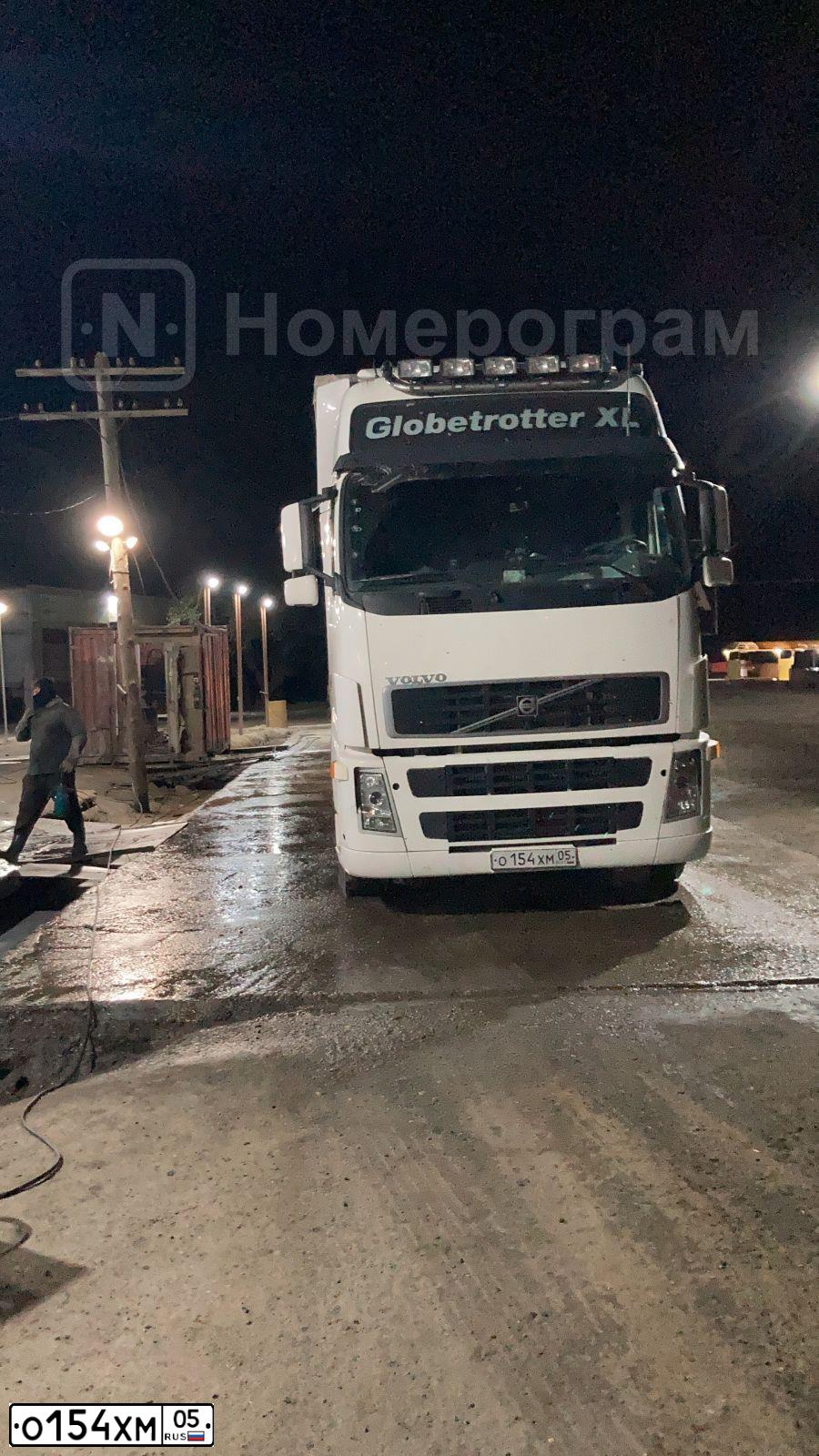 Фото автомобиля VOLVO SERIE FH /6X2/, 2005 — госномер О154ХМ05. Цвет: Белый