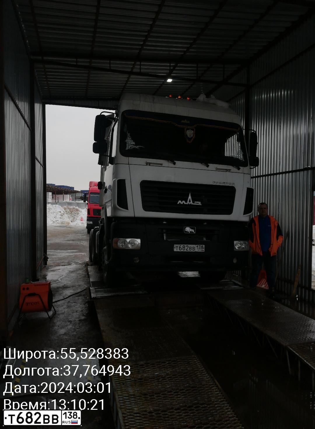 Фото автомобиля МАЗ 6430В9-1420-012, 2014 — госномер С369УН33. Цвет: Белый
