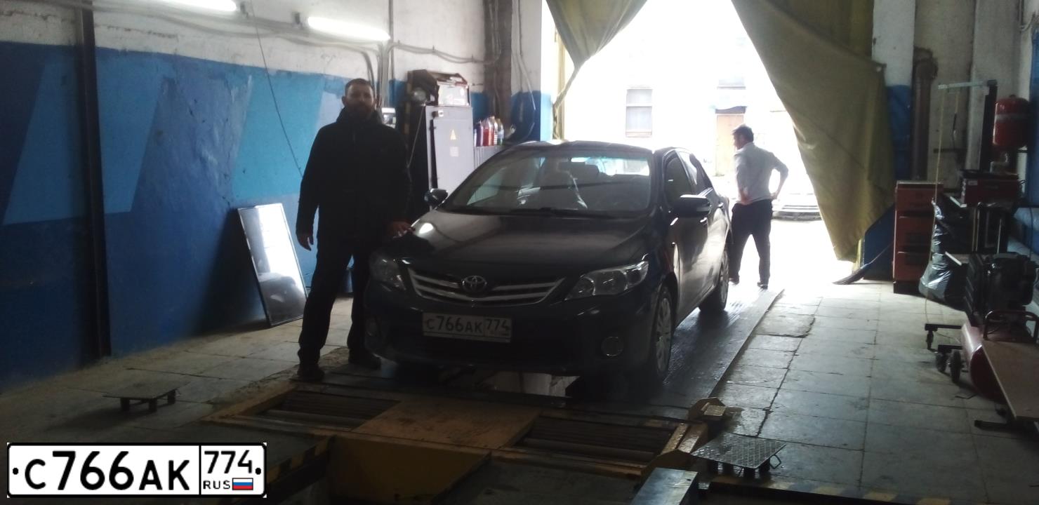 Фото автомобиля TOYOTA COROLLA, 2008 — госномер Р834СА196. Цвет: Темно-синий