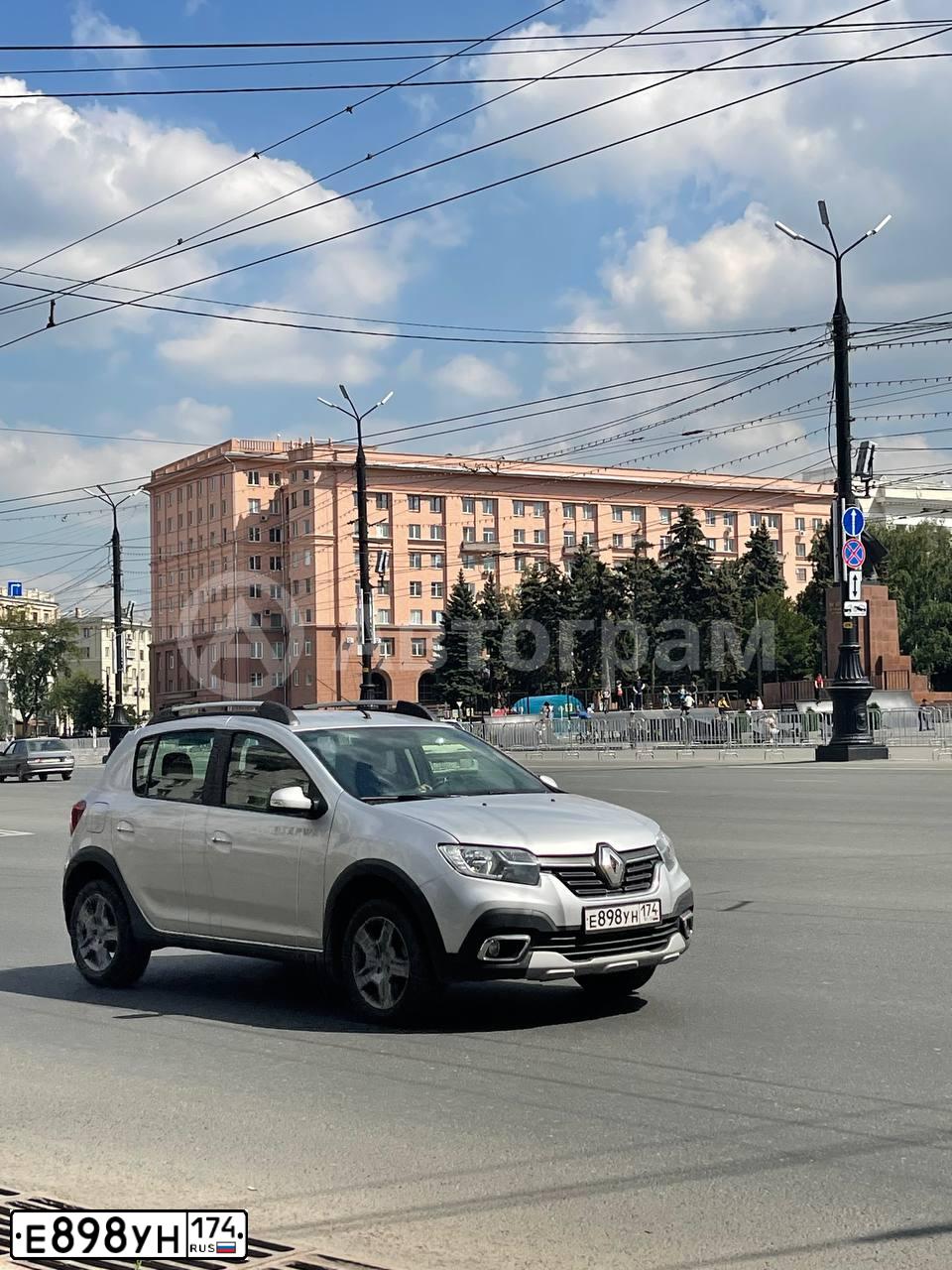 Фото автомобиля RENAULT SANDERO, 2019 — госномер Е898УН174. Цвет: СВЕТЛО СЕРЫЙ