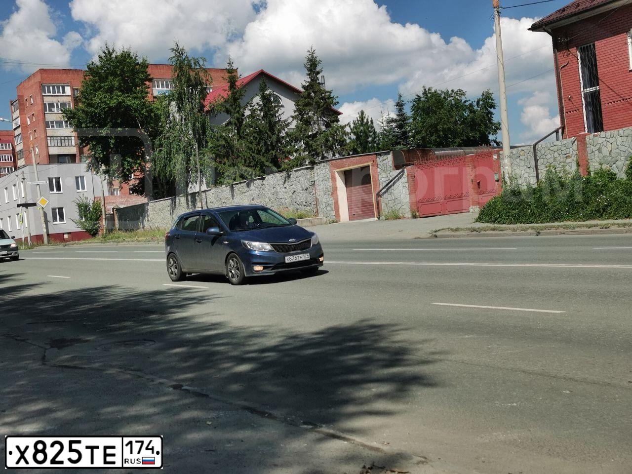 Фото автомобиля KIA RIO, 2015 — госномер Х825ТЕ174. Цвет: синий