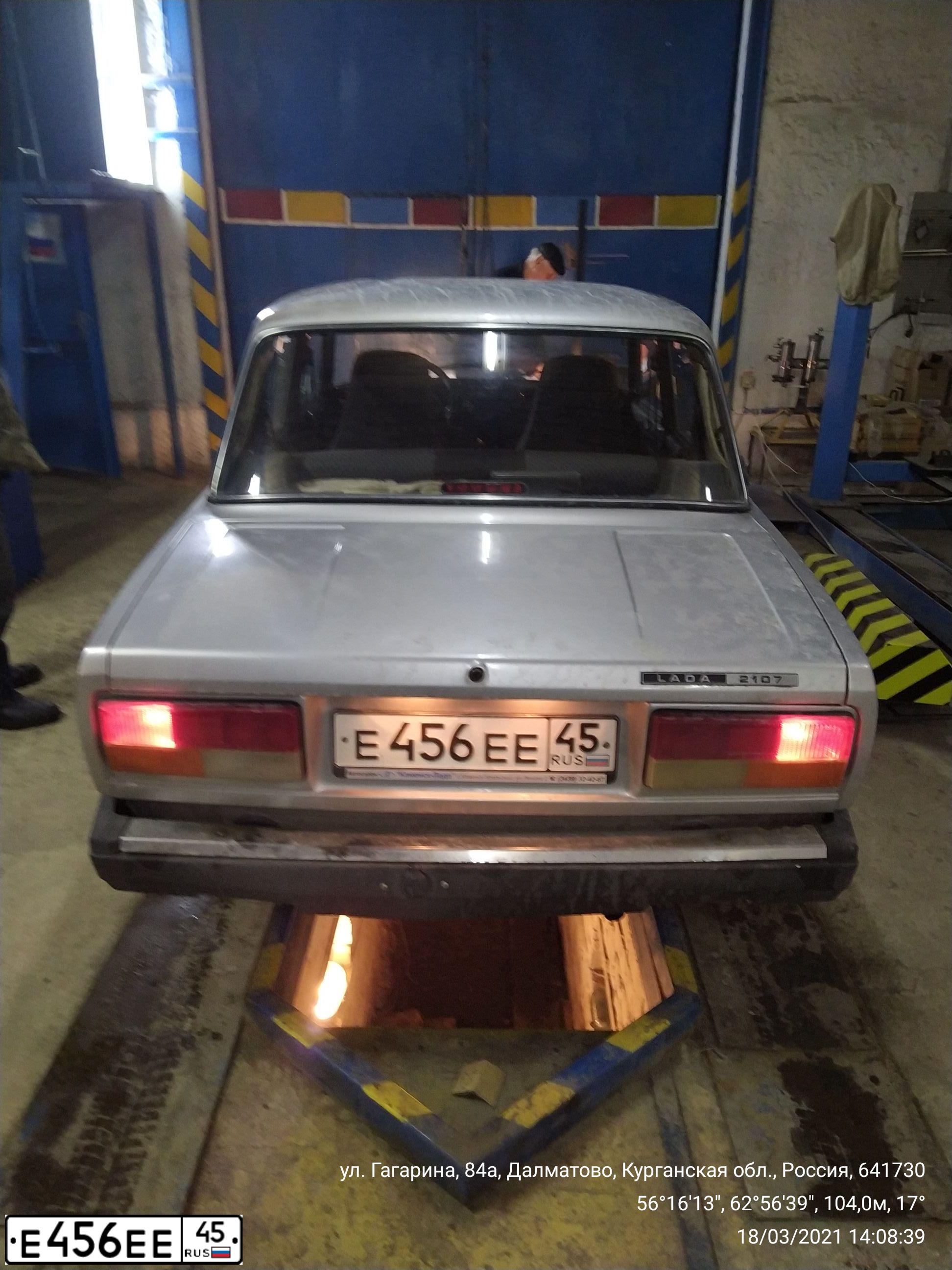 Фото автомобиля LADA 2107 LADA, 2010 — госномер Е456ЕЕ45. Цвет: СВЕТЛО-СЕРЫЙ