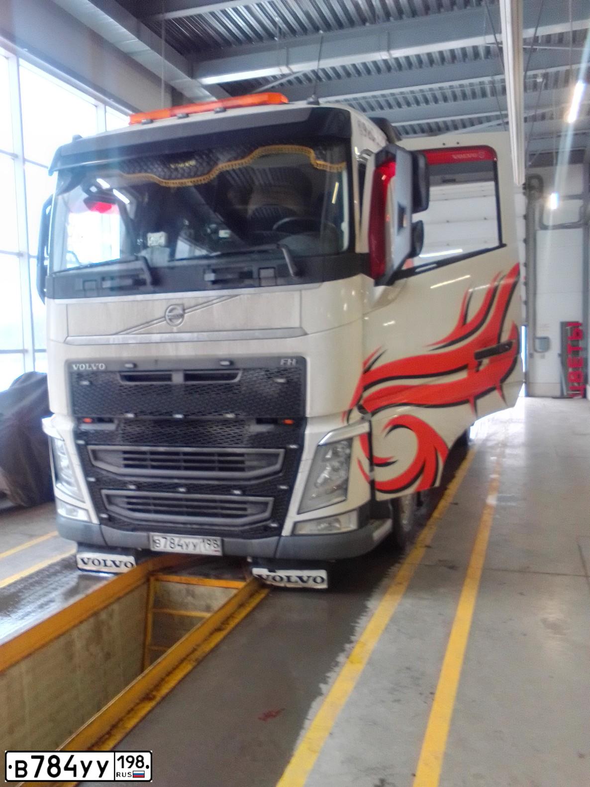 Фото автомобиля VOLVO O SERIE FH 6X2, 2019 — госномер В784УУ198. Цвет: Белый