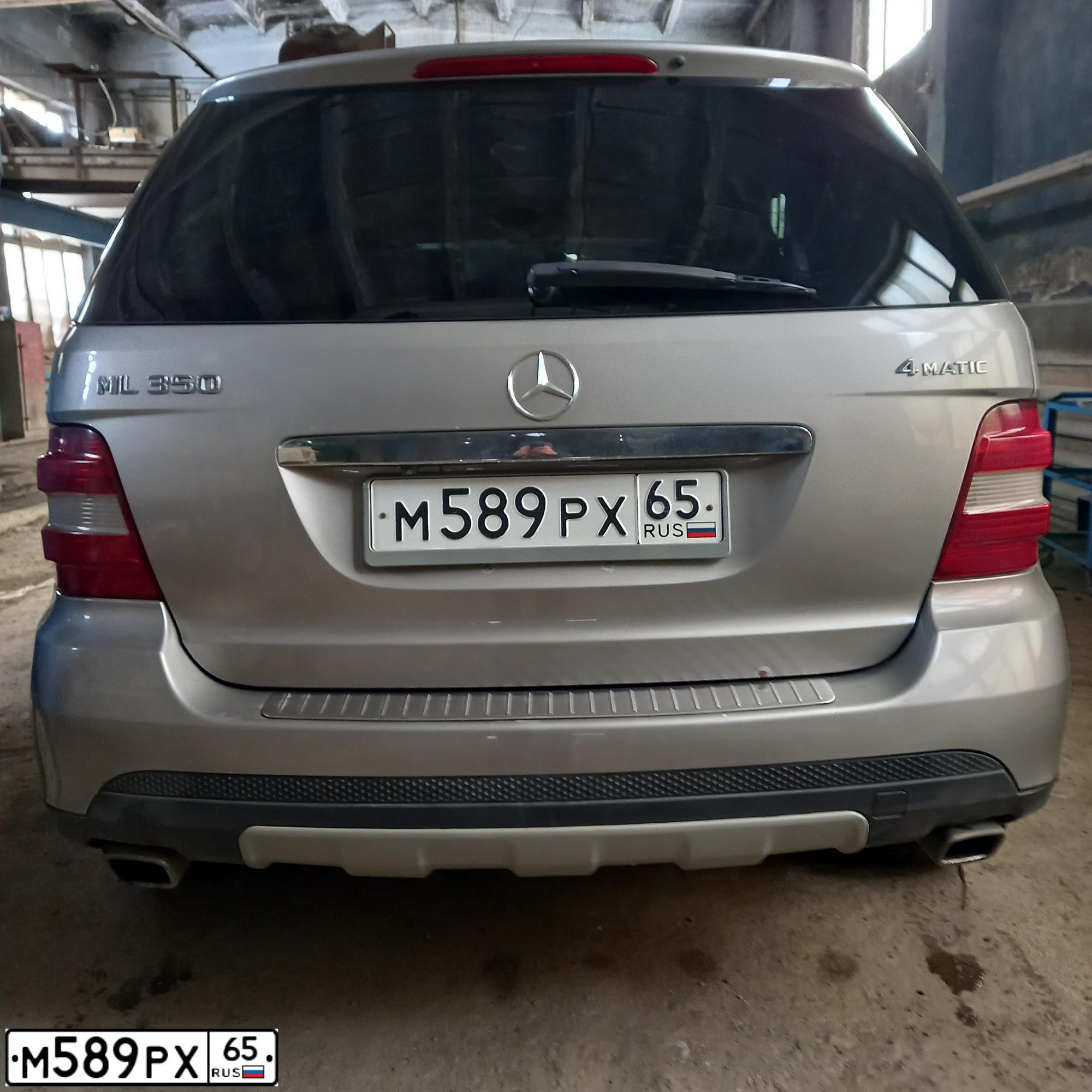 Фото автомобиля MERCEDES M-KLASSE, 2008 — госномер М589РХ65. Цвет: СЕРЫЙ