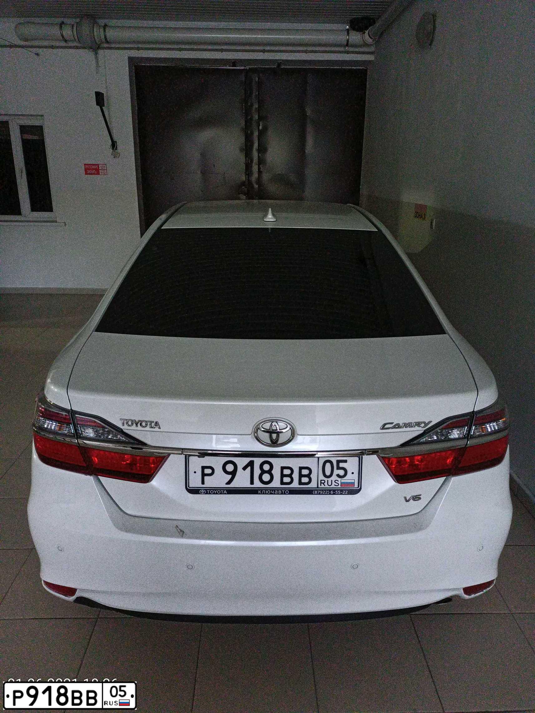 Фото автомобиля TOYOTA CAMRY, 2015 — госномер М747УЕ161. Цвет: БЕЛЫЙ ПЕРЛАМУТР