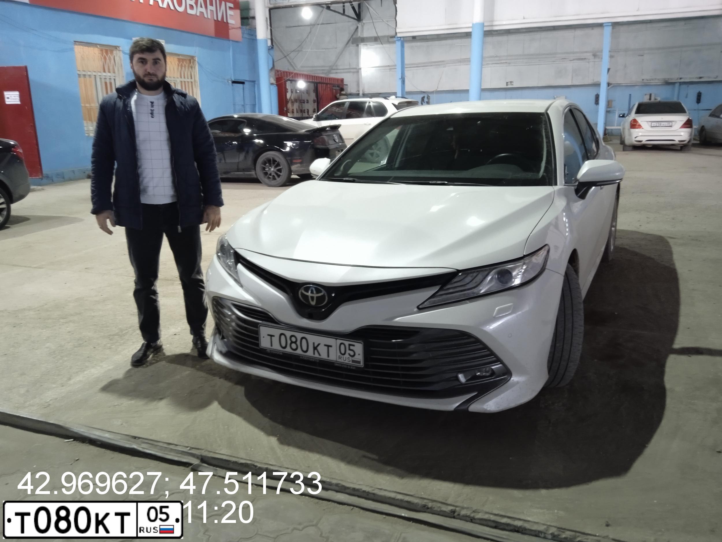 Фото автомобиля TOYOTA CAMRY, 2018 — госномер Т080КТ05. Цвет: БЕЛЫЙ ПЕРЛАМУТР