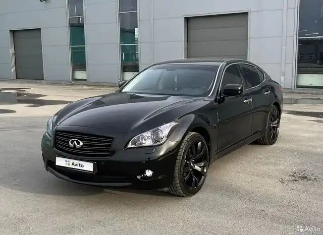 Фото автомобиля INFINITI M, 2013 — госномер В333УМ186. Цвет: ЧЕРНЫЙ