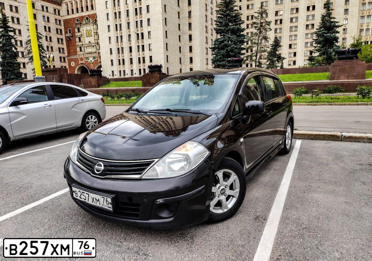 Фото автомобиля НИССАН ТIIDА 1.6, 2011 — госномер Т480ОМ790. Цвет: КОРИЧНЕВЫЙ