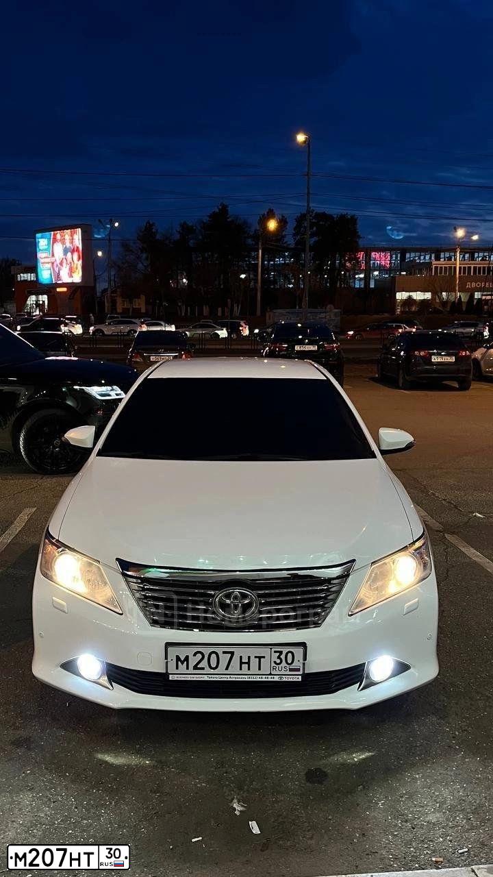Фото автомобиля TOYOTA CAMRY, 2013 — госномер М207НТ30. Цвет: Белый