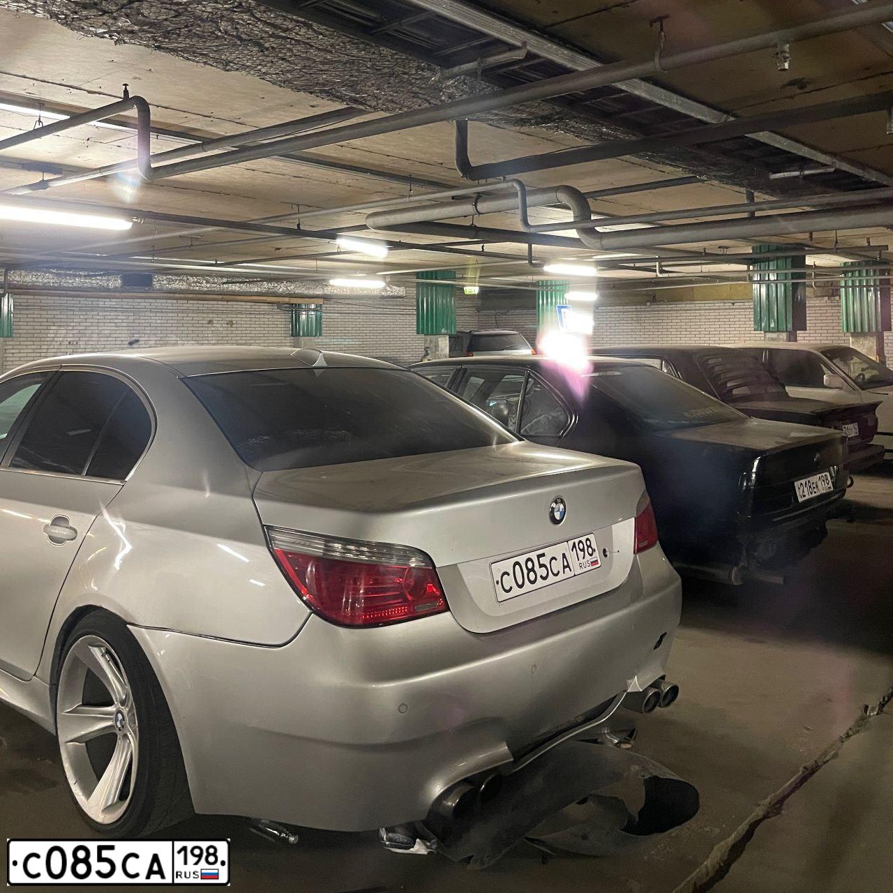 Фото автомобиля BMW SERIE 5, 2004 — госномер С085СА198. Цвет: СЕРЕБРИСТЫЙ