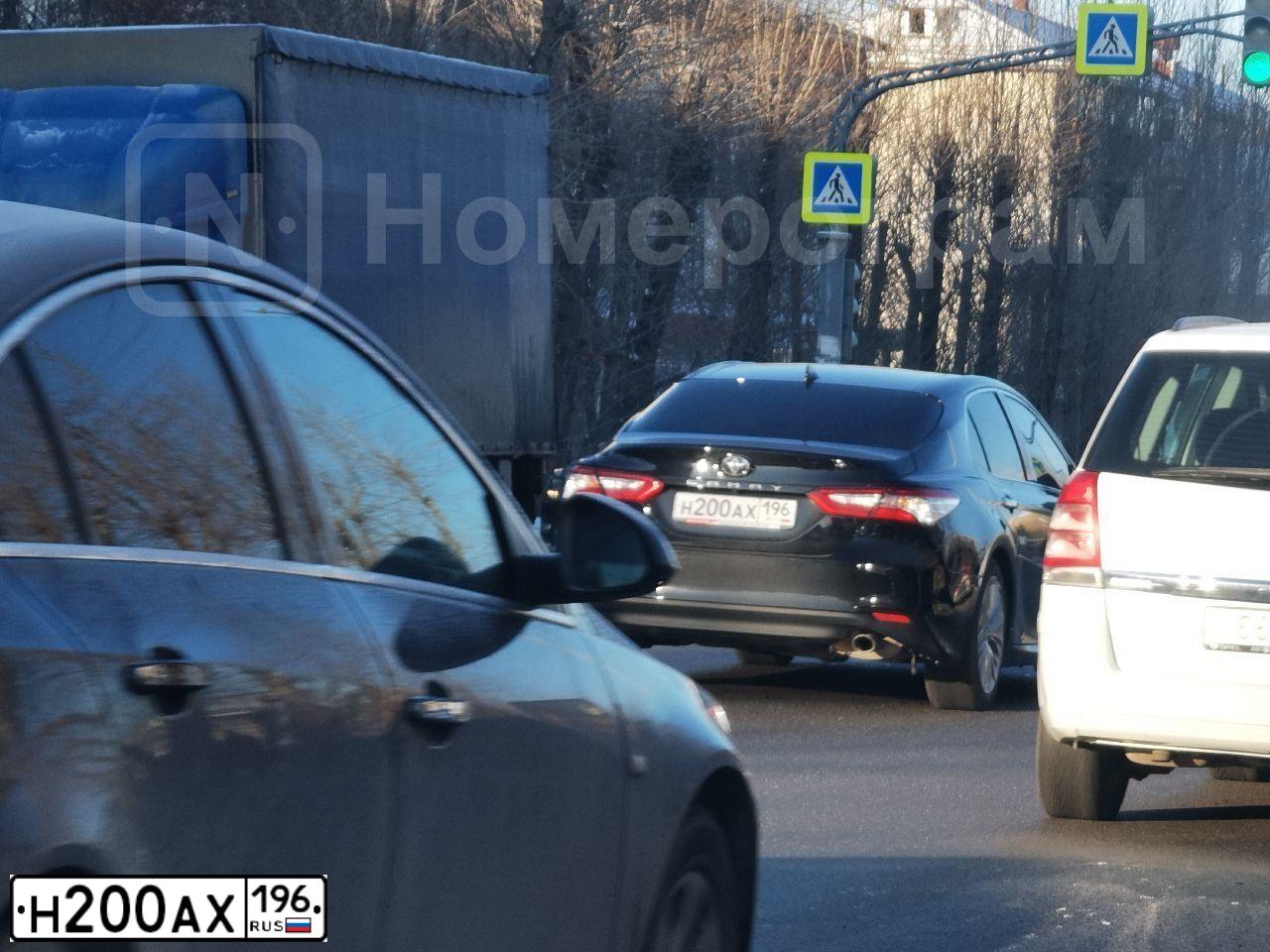 Фото автомобиля TOYOTA CAMRY, 2020 — госномер С717КК89. Цвет: ЧЕРНЫЙ