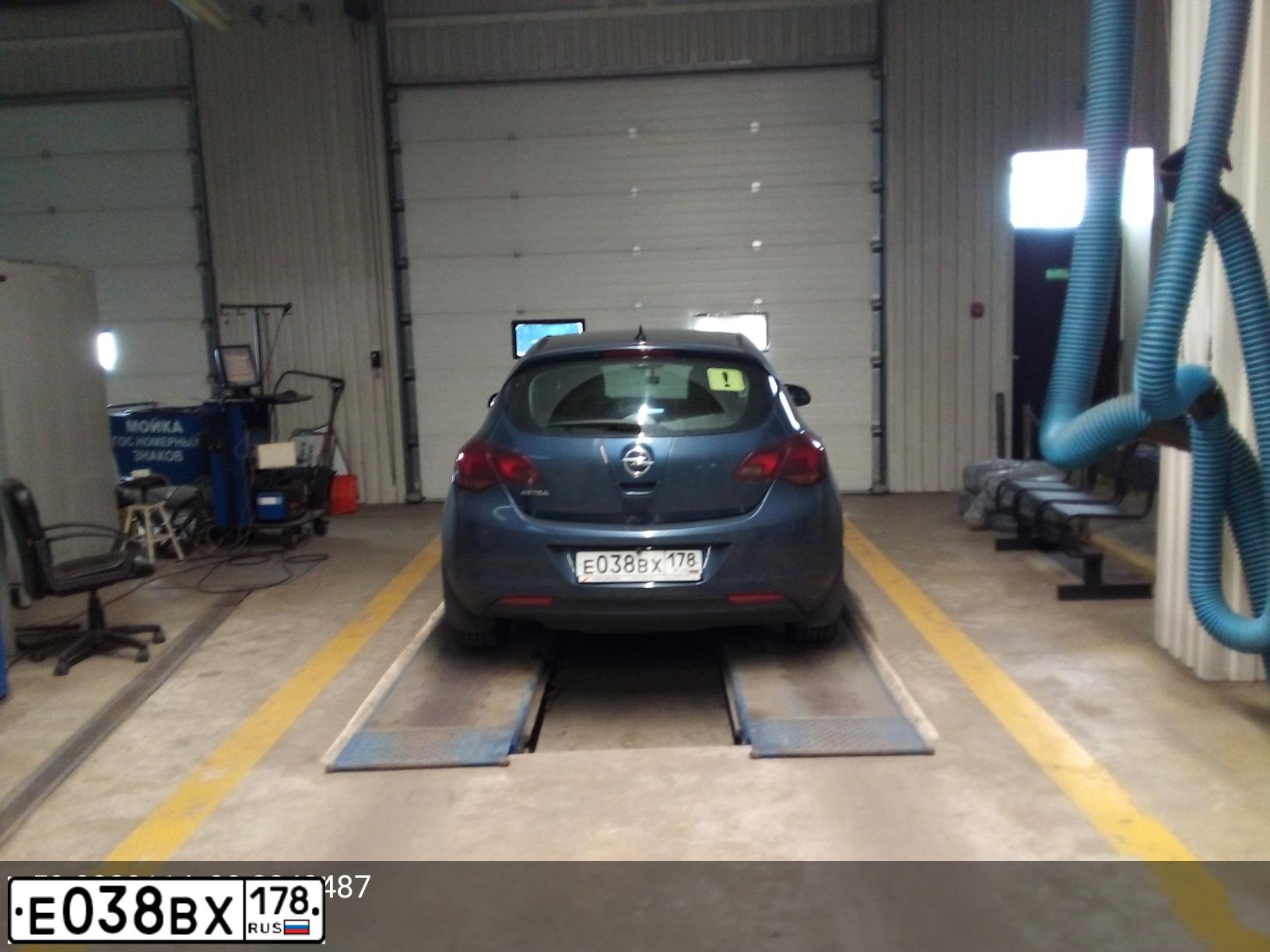 Фото автомобиля OPEL ASTRA, 2010 — госномер Е038ВХ178. Цвет: СИНИЙ МЕТАЛЛИК