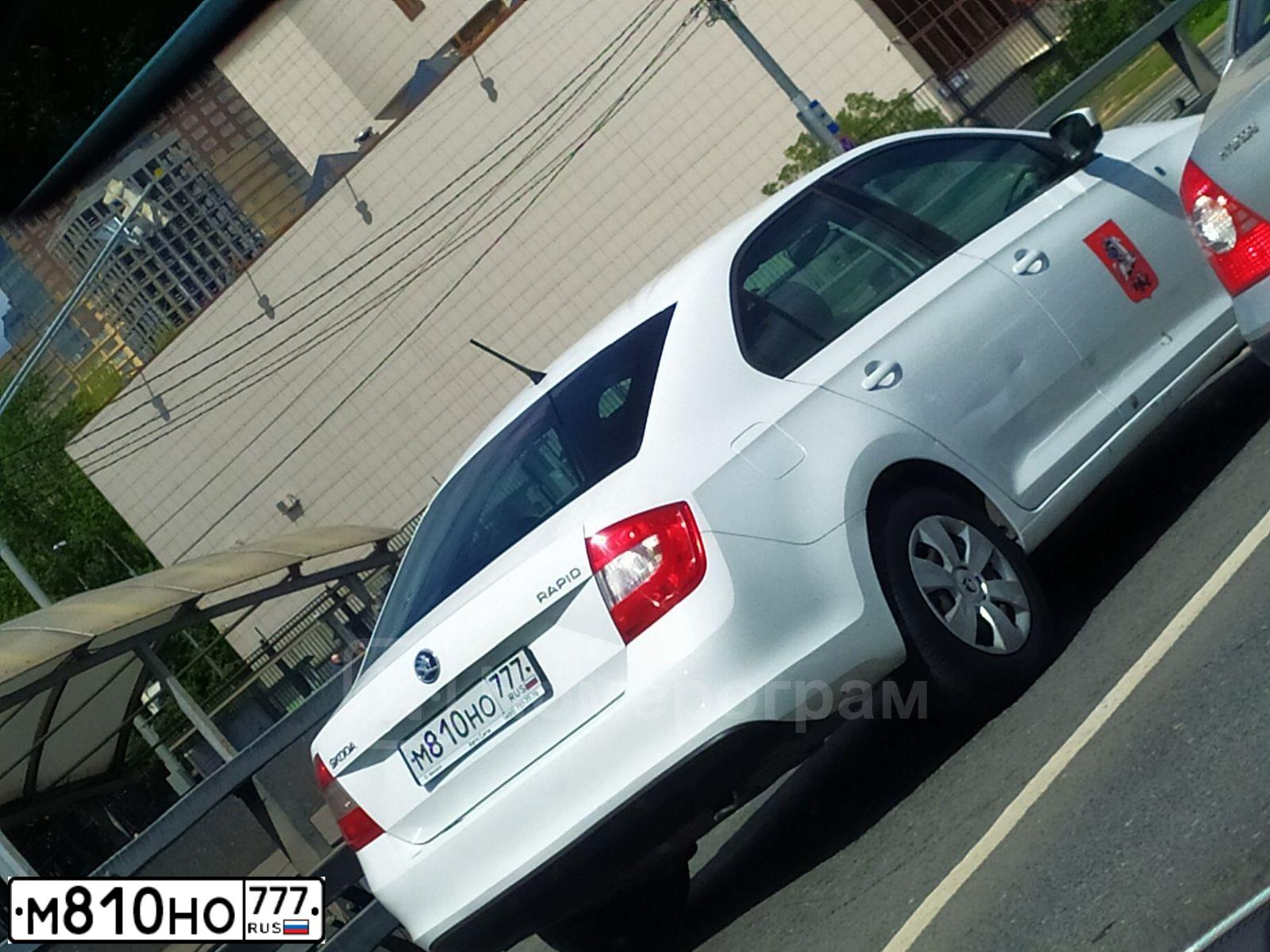 Фото автомобиля SKODA RAPID, 2015 — госномер М810НО777. Цвет: Белый