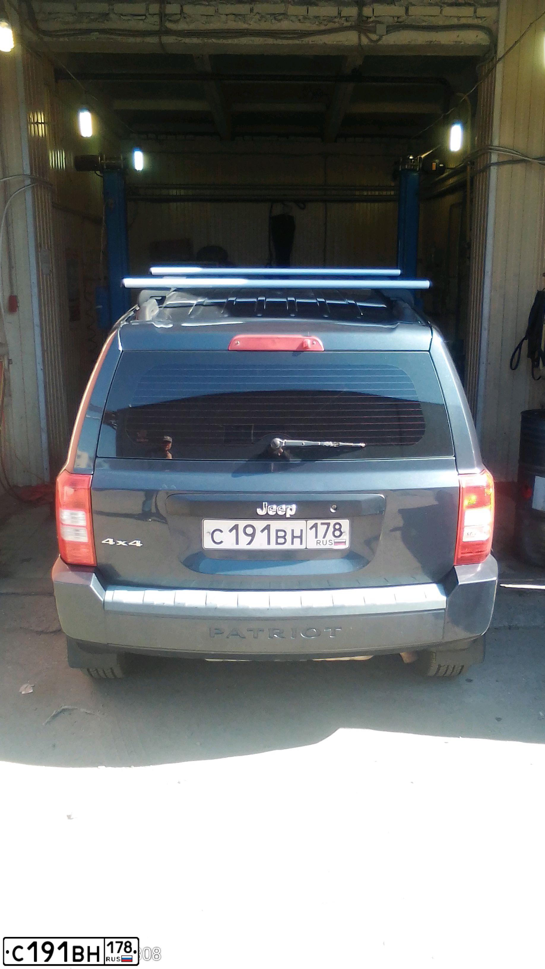 Фото автомобиля JEEP PATRIOT, 2008 — госномер С191ВН178. Цвет: СЕРЫЙ