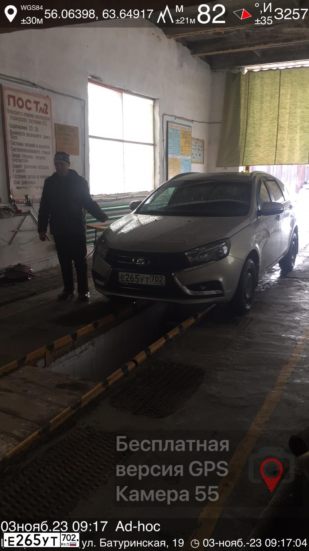 Фото автомобиля LADA VESTA, 2019 — госномер В425МК186. Цвет: СЕРЫЙ
