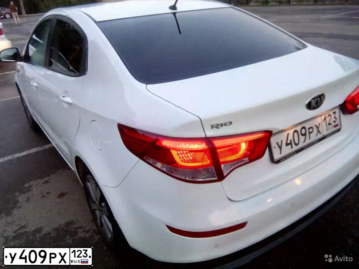 Фото автомобиля KIA RIO, 2016 — госномер У409РХ123. Цвет: БЕЛЫЙ