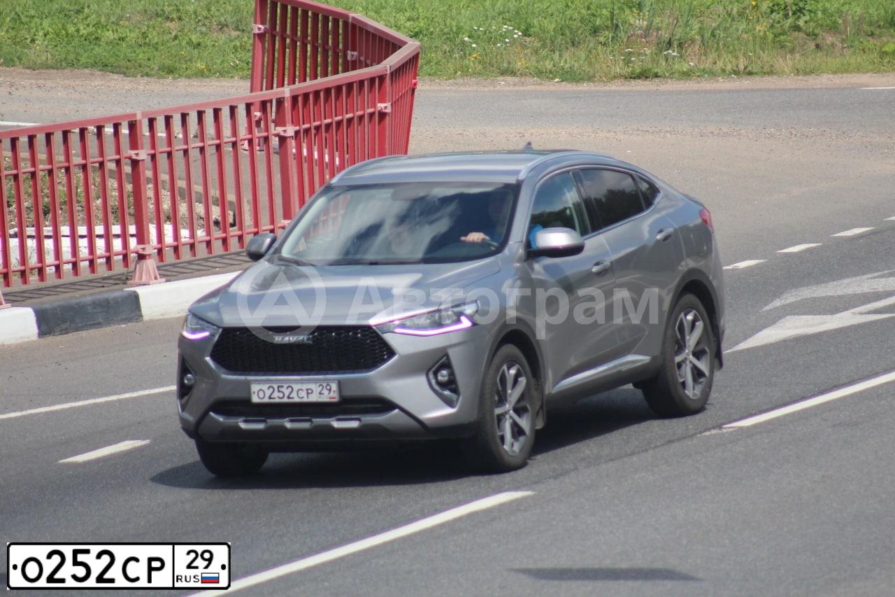 Фото автомобиля HAVAL F7X, 2021 — госномер Р530АА29. Цвет: СЕРЫЙ