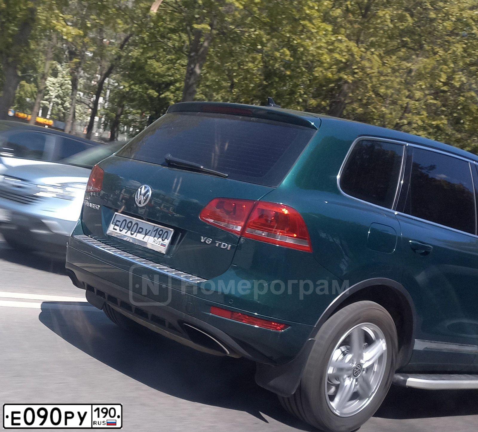 Фото автомобиля VOLKSWAGEN PASSAT, 2005 — госномер С833ТХ750. Цвет: СЕРЫЙ
