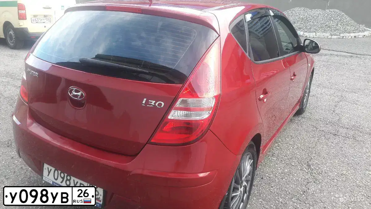 Фото автомобиля HYUNDAI I30, 2011 — госномер У098УВ26. Цвет: Красный
